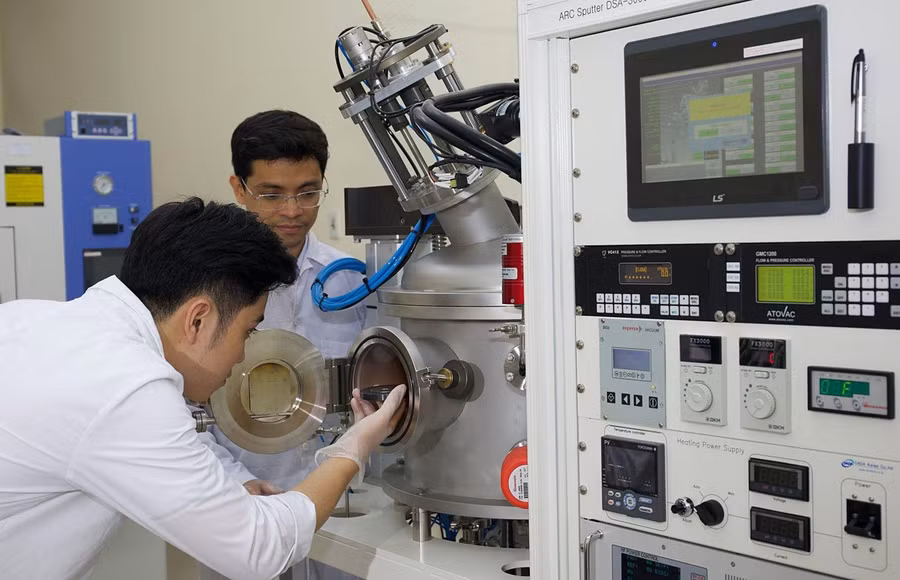 Sinh viên Chương trình Kỹ thuật vi điện tử và Công nghệ nano ĐH Bách khoa Hà Nội. Ảnh minh họa: INT