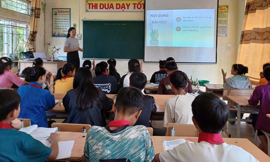 Giờ học tại Trường Phổ thông Dân tộc bán trú THCS Khoen On (Khoen On, Lai Châu). Ảnh: NTCC