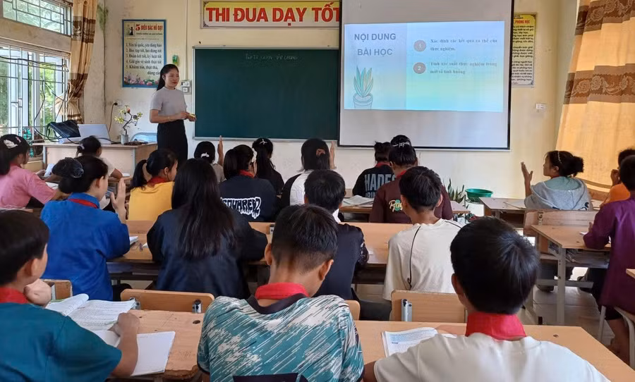 Giờ học tại Trường Phổ thông Dân tộc bán trú THCS Khoen On (Khoen On, Lai Châu). Ảnh: NTCC