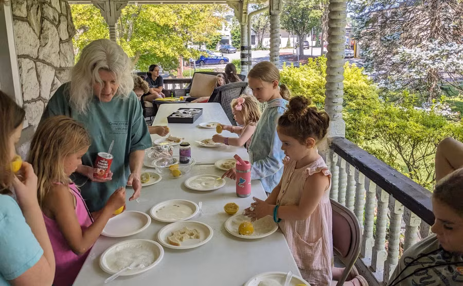 Trẻ sẽ có cơ hội học hỏi những điều mới và tương tác với bạn cùng lứa. Ảnh: INT.