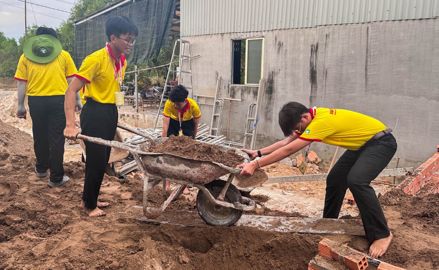 Sinh viên Trường Đại học Sư phạm TPHCM chung tay xây nhà tình nghĩa cho học sinh nghèo ở Tây Ninh. Ảnh: Tuổi trẻ Ninh Điền