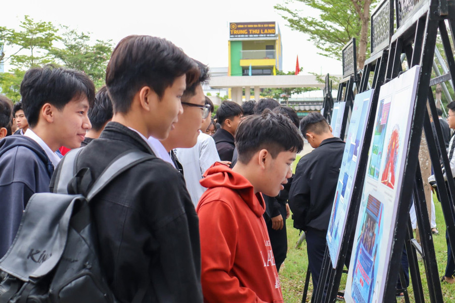 Học sinh Trường THPT Nguyễn Văn Thoại (Cẩm Lệ, Đà Nẵng) xem triển lãm tư liệu “Tuổi trẻ với biển đảo quê hương”. Ảnh: NTCC viet-tiep-cau-chuyen-hoa-binh-2.jpg