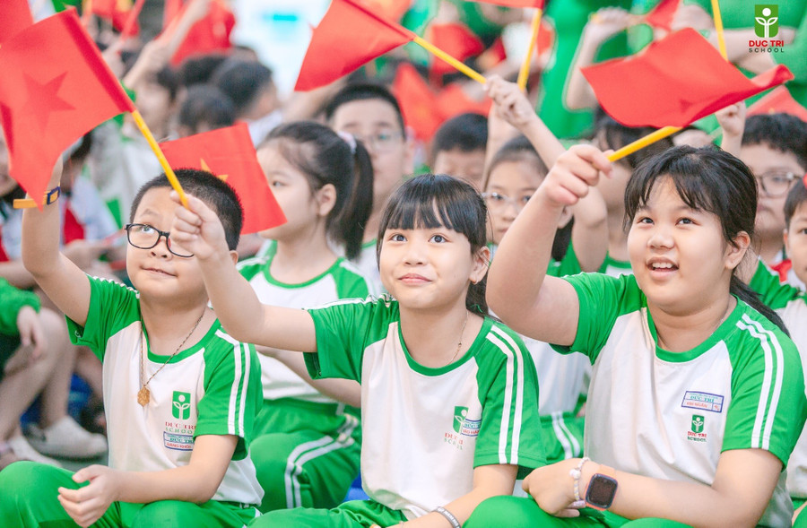 Học sinh Trường Tiểu học - THCS Đức Trí (Hải Châu, Đà Nẵng) trong buổi sinh hoạt truyền thống kỷ niệm 50 năm thống nhất đất nước. Ảnh: NTCC.
