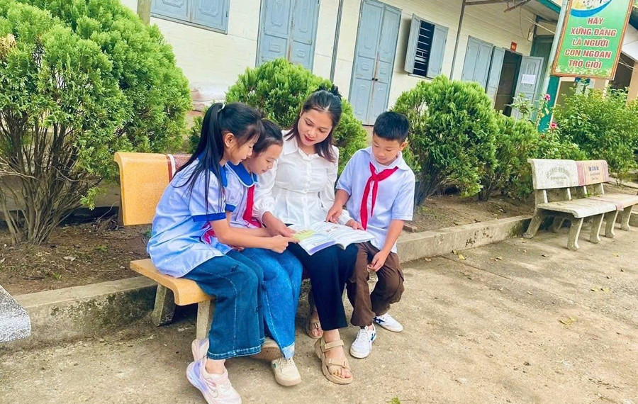 Cô, trò Trường PTDTBT Tiểu học Bằng Thành 1 (xã Bằng Thành, Thái Nguyên) nỗ lực vượt khó thi đua dạy - học tốt. Ảnh: NTCC