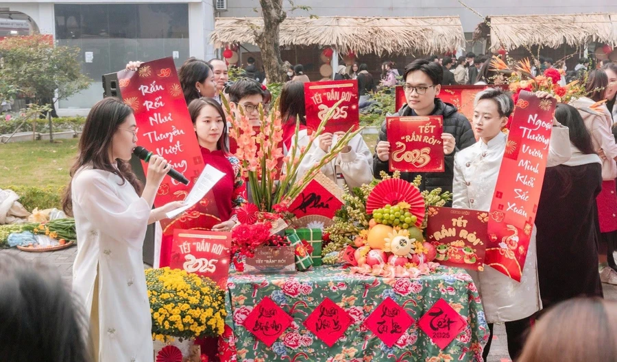 Sinh viên Trường ĐH Ngoại thương (Hà Nội) trình bày mâm ngũ quả tại Chương trình “Tết sum vầy - Xuân bình an”. Ảnh: Nguyễn Liên