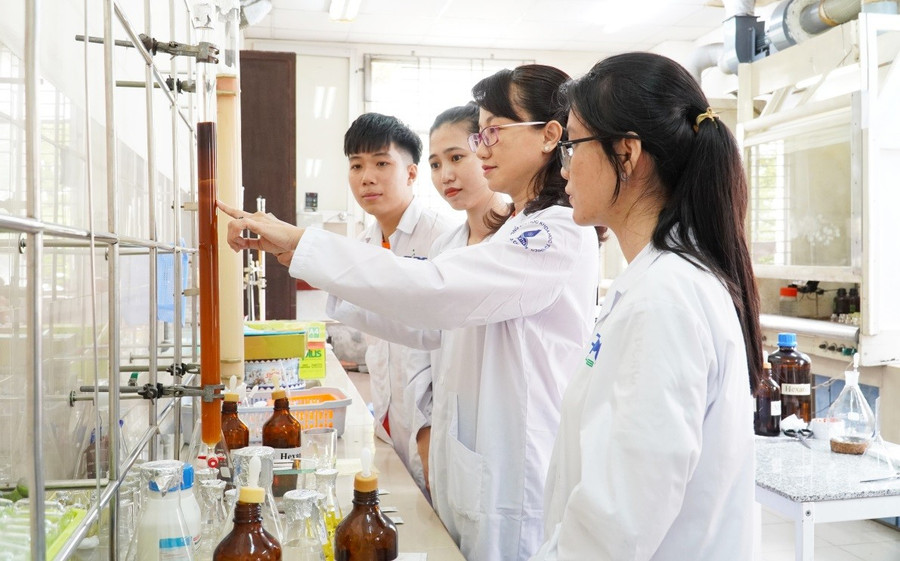 Giảng viên Đại học Quốc gia TPHCM cùng sinh viên tại phòng thí nghiệm hóa dược. Ảnh: VNUHCM