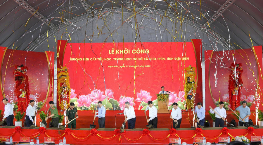 Tổng Bí thư Tô Lâm cùng Đoàn công tác Trung ương thực hiện nghi thức khởi công công trình Trường liên cấp Tiểu học, THCS xã Si Pa Phìn. Ảnh: Ngọc Diệp