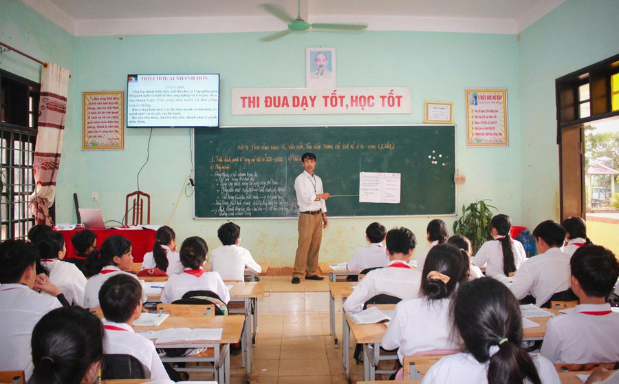 Một lớp học của Trường PTDTBT THCS Hướng Phùng (Quảng Trị). Ảnh: Nguyễn Tý chu-truong-xay-truong-noi-tru-vung-bien.jpg