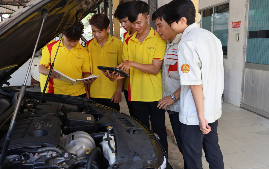 Sinh viên Trường Cao đẳng Đại Việt Sài Gòn trong giờ thực hành công nghệ ô tô. Ảnh: NTCC