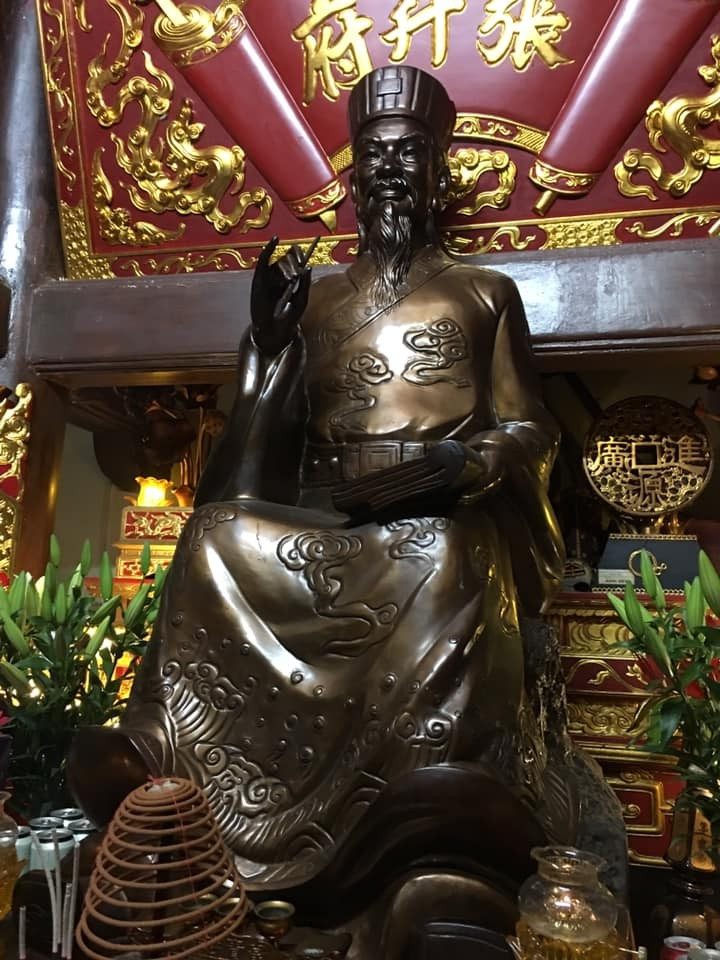 Tượng thờ Thái phó Trương Hán Siêu. vi-danh-si-duoc-vi-nhu-nui-cao-sao-sang-lang-nho-2.jpg