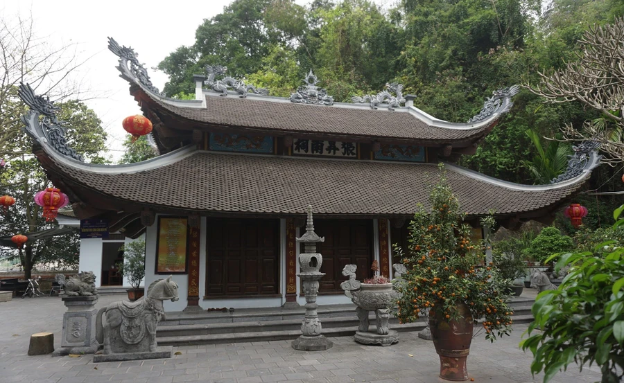Đền thờ Trương Hán Siêu tại Dục Thúy sơn.