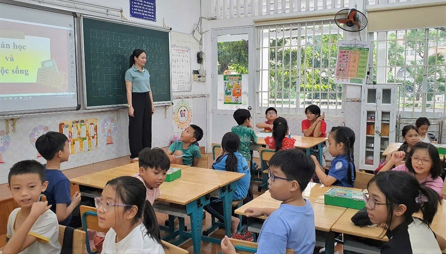Học sinh tham gia các câu lạc bộ hè tại Trường Tiểu học Hòa Bình (Quận 1, TPHCM) năm 2024. Ảnh: T.H kien-tao-mua-he-y-nghia-1.jpg