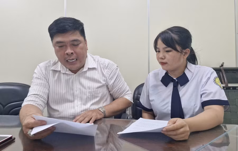 Ông Nguyễn Thành Hoàng trao đổi thông tin với Như Quỳnh. Ảnh: QN