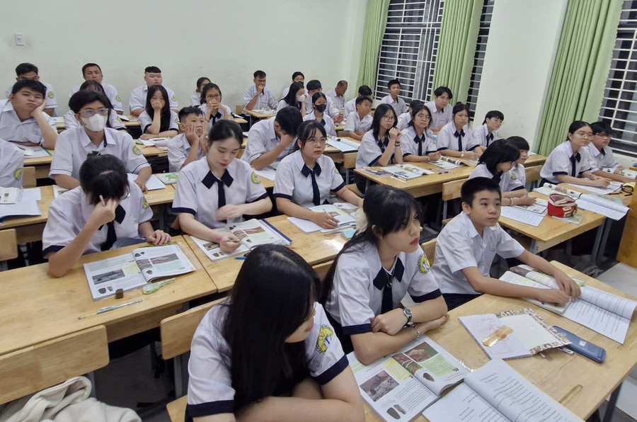 Giờ học tại lớp 6C, Trung tâm Giáo dục nghề nghiệp - Giáo dục thường xuyên Quận 6. Ảnh: QN 22-tuoi-buoc-vao-lop-6-1.jpg