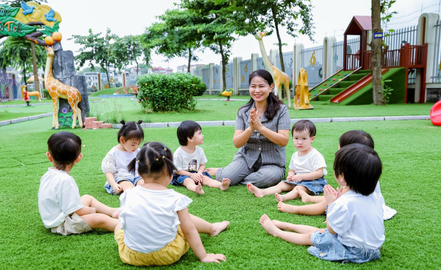 Cô Bùi Thị Vân - Hiệu trưởng Trường Mầm non An Khánh B (Hoài Đức, Hà Nội) và trẻ. Ảnh: TG