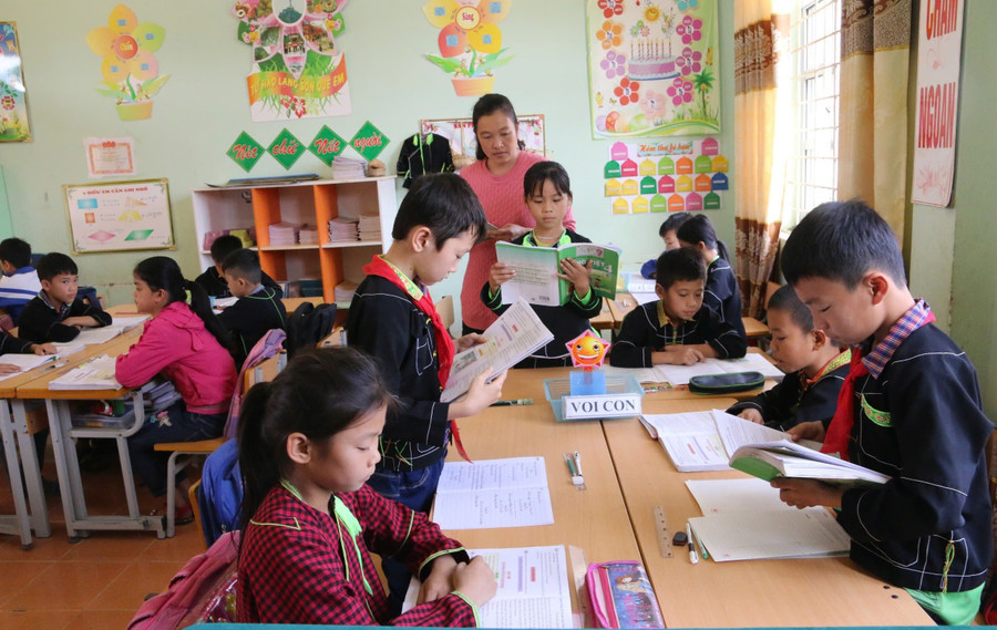 Mỗi giáo viên vùng cao đều mang theo một trái tim sẵn sàng hy sinh thầm lặng để cho con chữ được nảy mầm, sinh sôi trên những vùng đất khó... Ảnh minh họa