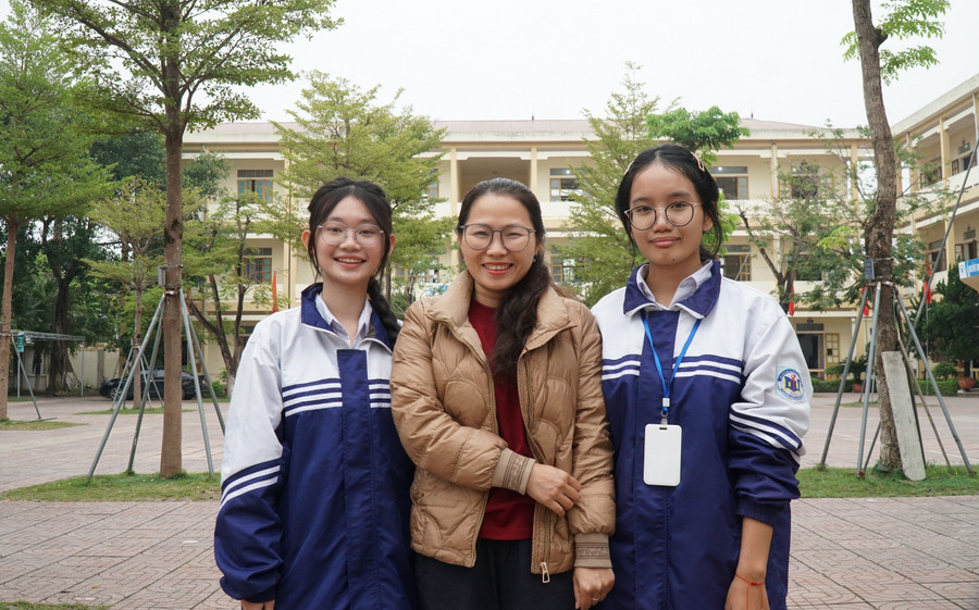 Cô Hoàng Thị Nguyệt cùng em Chu Quỳnh Thương (bên trái) - thủ khoa và Nguyễn Thị Tuyến (bên phải) - á khoa môn Hóa học.