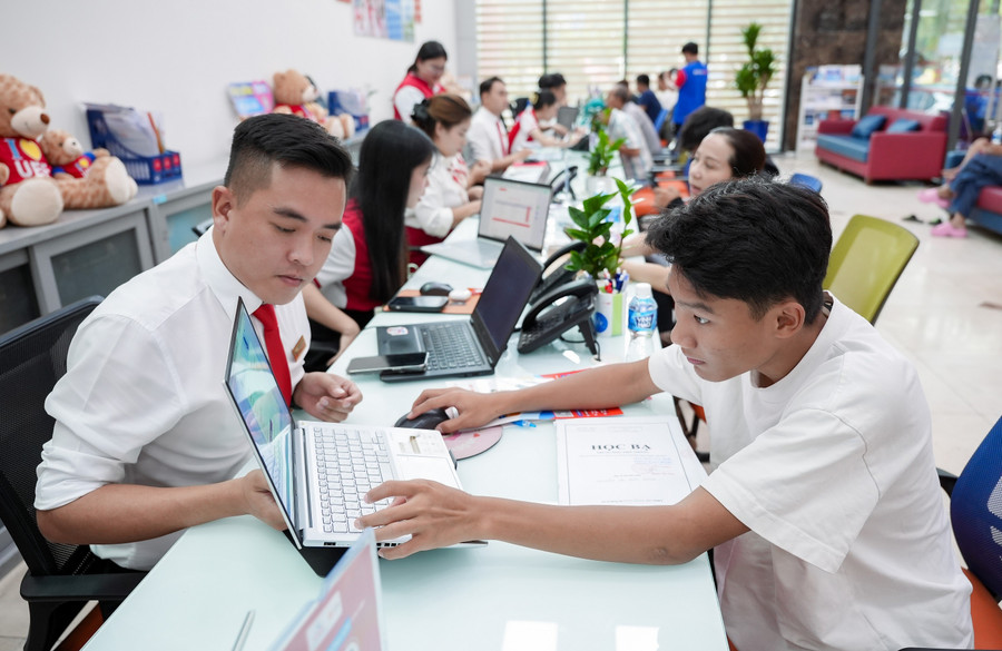 Học sinh THPT tìm hiểu thông tin tại Trường Đại học Kinh tế - Tài chính TPHCM. Ảnh: UEF