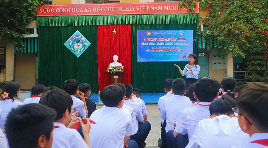 អនុវិទ្យាល័យ Nguyen Hue បានរៀបចំសិក្ខាសាលាស្តីពីជំនាញបណ្តាញទំនាក់ទំនងសង្គមប្រកបដោយសុវត្ថិភាពសម្រាប់សិស្សានុសិស្ស។ រូបថត៖ NTCC xay-dung-khung-nang-luc-so-cho-cong-dan-1.jpg