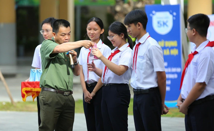 Trường THCS Nguyễn Huệ tổ chức sinh hoạt chuyên đề “Tập huấn An toàn trên không gian mạng” cho học sinh. Ảnh: NTCC
