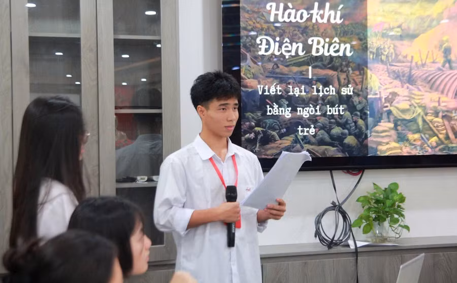 Học sinh Trường THCS&THPT Sư phạm (trực thuộc Trường ĐHSP Hà Nội 2) giới thiệu Dự án khởi nghiệp về Lịch sử dân tộc. Ảnh: NTCC