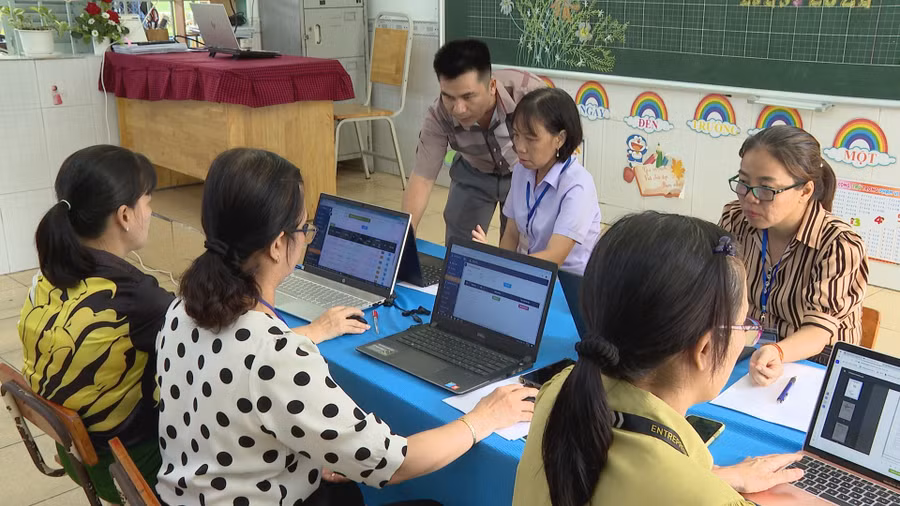 Giáo viên tại TPHCM tham gia buổi tập huấn xây dựng học bạ số. Ảnh minh họa: INT