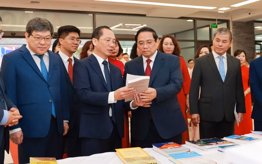 Thầy, trò Học viện Hành chính và Quản trị công vinh dự đón Thủ tướng Phạm Minh Chính thăm, làm việc với nhà trường. 