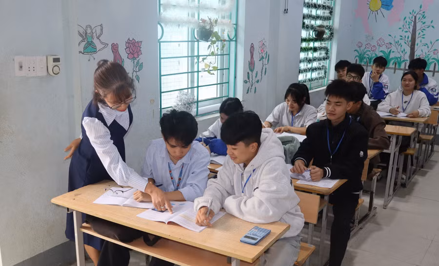 Giờ ôn môn Toán của cô trò Trường THPT Mường Tè.