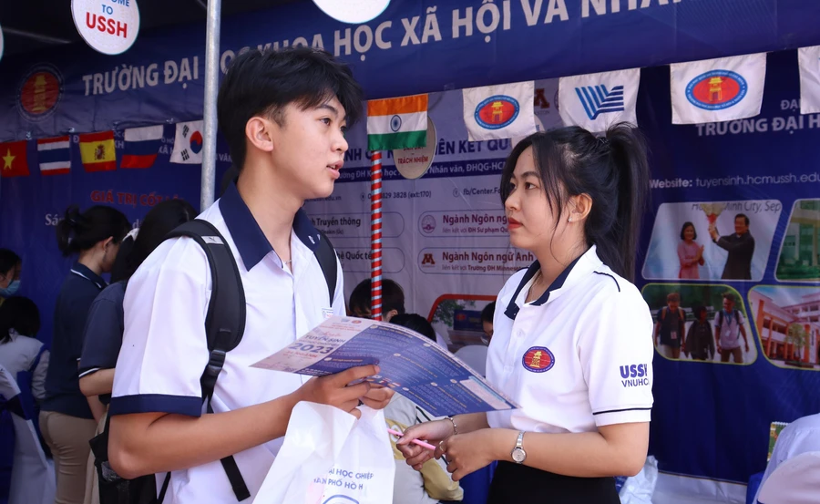 Thí sinh tìm hiểu thông tin tuyển sinh vào Trường Đại học Khoa học Xã hội và Nhân văn (Đại học Quốc gia TPHCM) năm 2024. Ảnh: Lê Nam