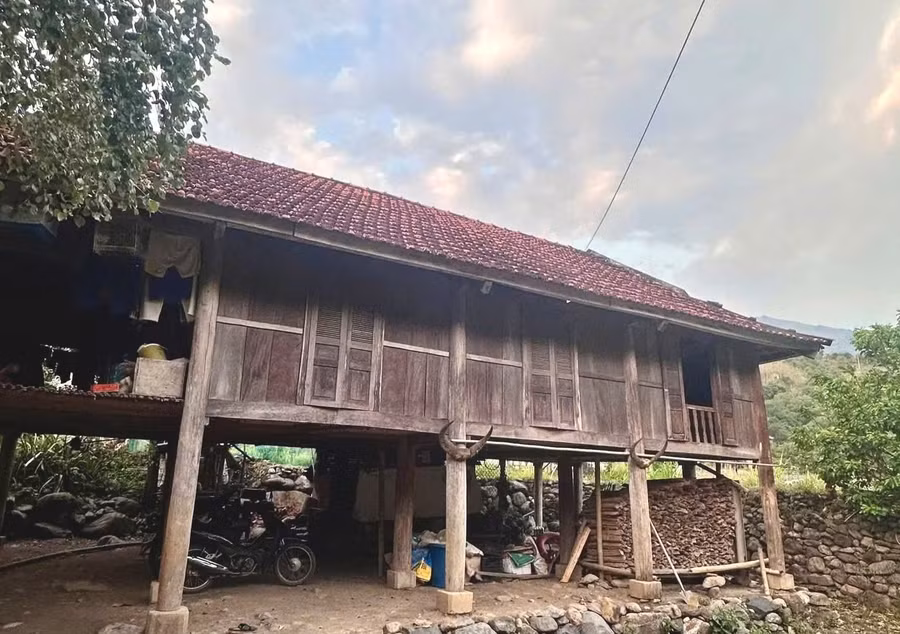 Người dân ở bản Chim Vàn, xã Pắc Ngà vẫn lưu giữ nhà sàn truyền thống. Ảnh: Hà Hoàng.