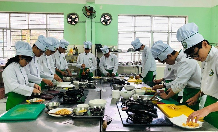 Buổi học nghề Kỹ thuật chế biến món ăn tại Trường Cao đẳng Lương thực - Thực phẩm (TPHCM).