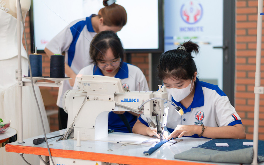 Học sinh trải nghiệm ngành học tại ngày hội tư vấn Tuyển sinh - Hướng nghiệp - Ngày Mở lần thứ 18 do Trường Đại học Sư phạm Kỹ thuật TPHCM tổ chức. Ảnh: V.T