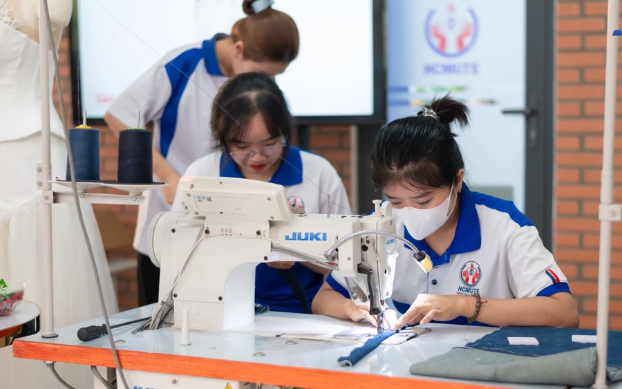 Học sinh trải nghiệm ngành học tại ngày hội tư vấn Tuyển sinh - Hướng nghiệp - Ngày Mở lần thứ 18 do Trường Đại học Sư phạm Kỹ thuật TPHCM tổ chức. Ảnh: V.T