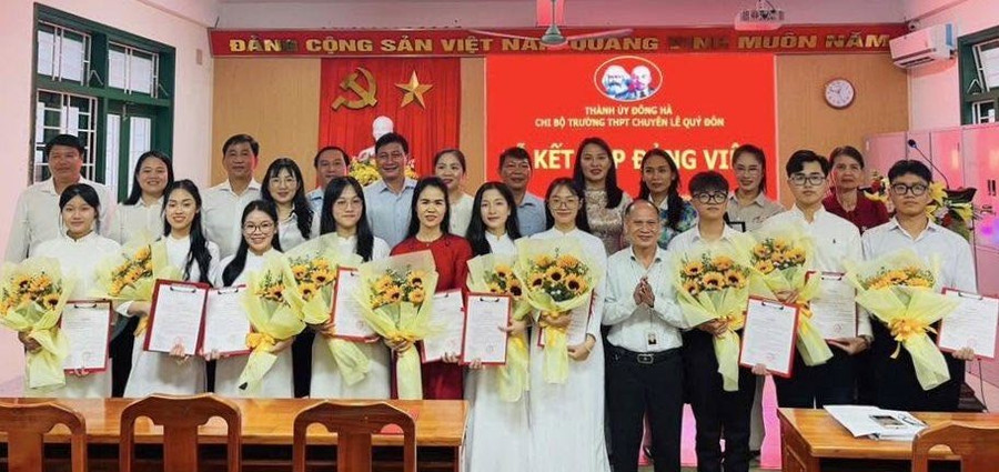 វិទ្យាល័យ Le Quy Don for the Gifted (Quang Tri) ទទួលសិស្សចូលបក្ស។ រូបថត៖ TG phat-trien-dang-trong-truong-hoc-2.jpg