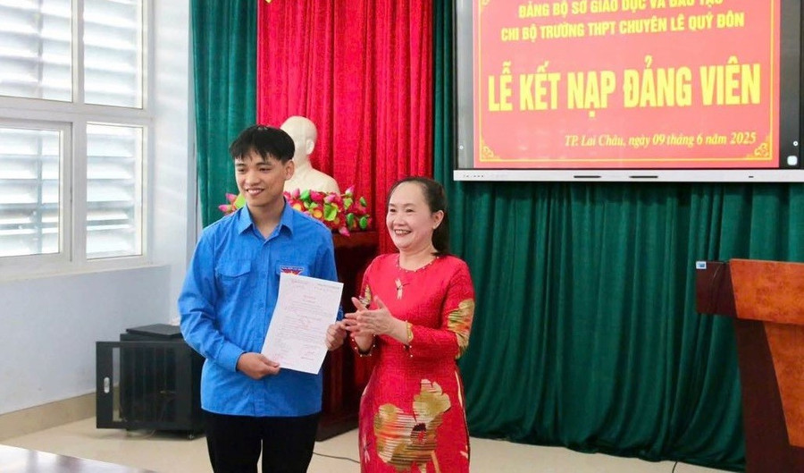 ធ្វើបទបង្ហាញអំពីការសម្រេចចិត្តជ្រើសរើសសមាជិកបក្សដល់សិស្សនៃវិទ្យាល័យ Le Quy Don for the Gifted (Lai Chau)។ រូបថត៖ TG phat-trien-dang-trong-truong-hoc-1.jpg