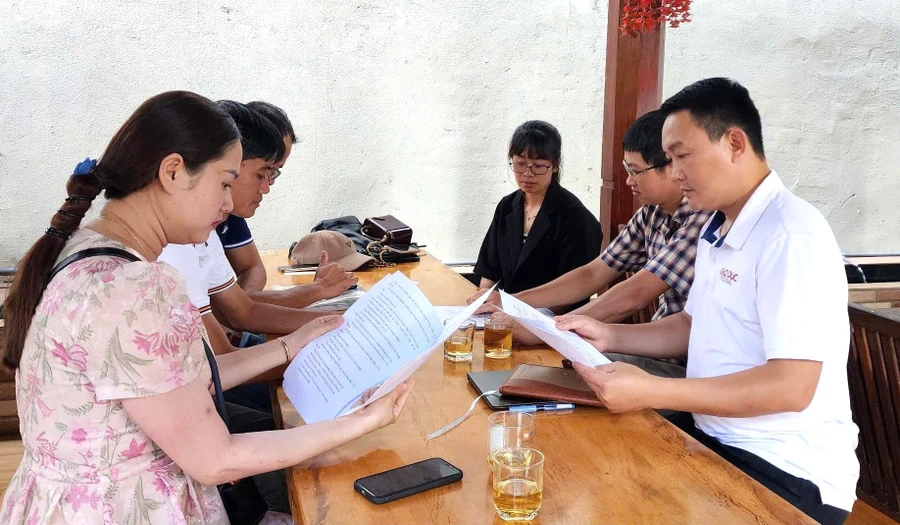 Giáo viên hợp đồng tại huyện Krông Năng từ 31/12/2015 trở về trước trao đổi với phóng viên Báo GD&TĐ. Ảnh: QC