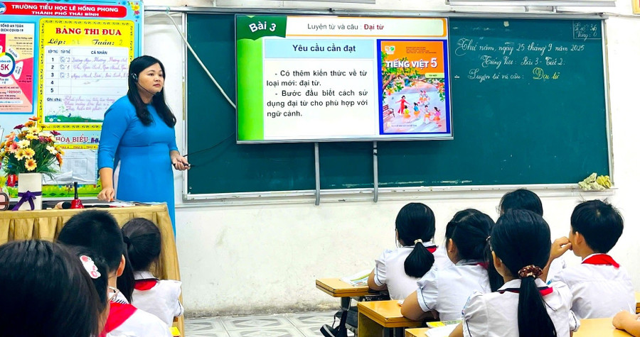 Nhờ công nghệ, bài giảng trong mỗi giờ học ở Trường Tiểu học Lê Hồng Phong trở nên trực quan sinh động hơn. Ảnh: NNTC