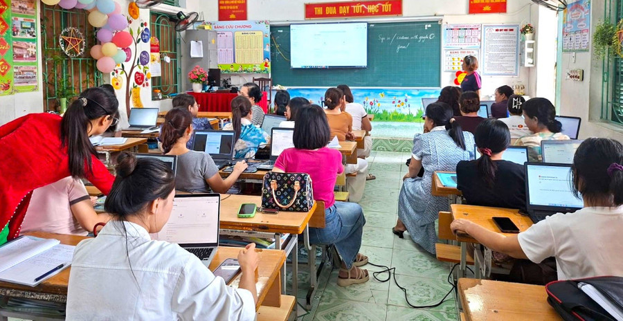 Các cô giáo Trường Tiểu học Trần Lãm tham gia lớp hướng dẫn ứng dụng trí tuệ nhân tạo (AI) trong dạy học. Ảnh: NNTC luc-luong-tien-phong2.jpg