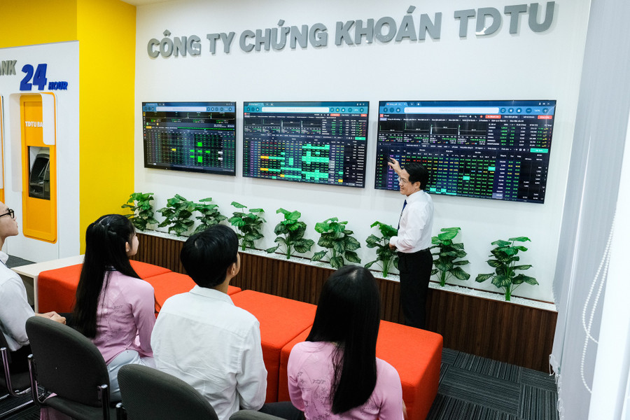 Một mô hình công ty chứng khoán dành cho việc học tập, thực hành cho sinh viên Trường Đại học Tôn Đức Thắng. Ảnh: TDTU nang-luc-so-tro-thanh-xuong-song-cua-dao-tao-dai-hoc-2.jpg