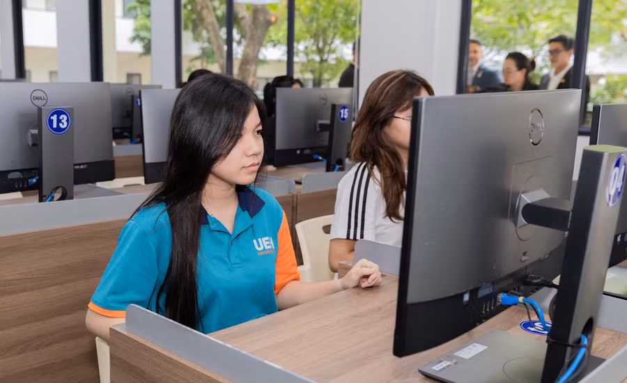 Sinh viên Đại học Kinh tế TPHCM tại trung tâm khảo thí của trường. Ảnh: UEH