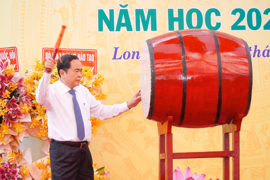 Chủ tịch Quốc hội Trần Thanh Mẫn đánh trống khai giảng.