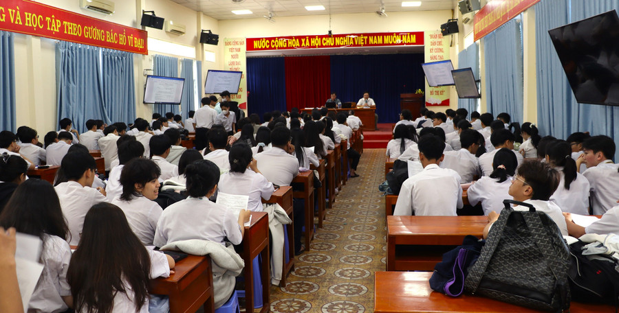 Học sinh Trường THPT Hồ Thị Kỷ (Cà Mau) rà soát lại thông tin đăng ký dự thi tốt nghiệp THPT 2025. Ảnh: Q.M on-thi-tot-nghiep-o-dong-bang-song-cuu-long-1.jpg