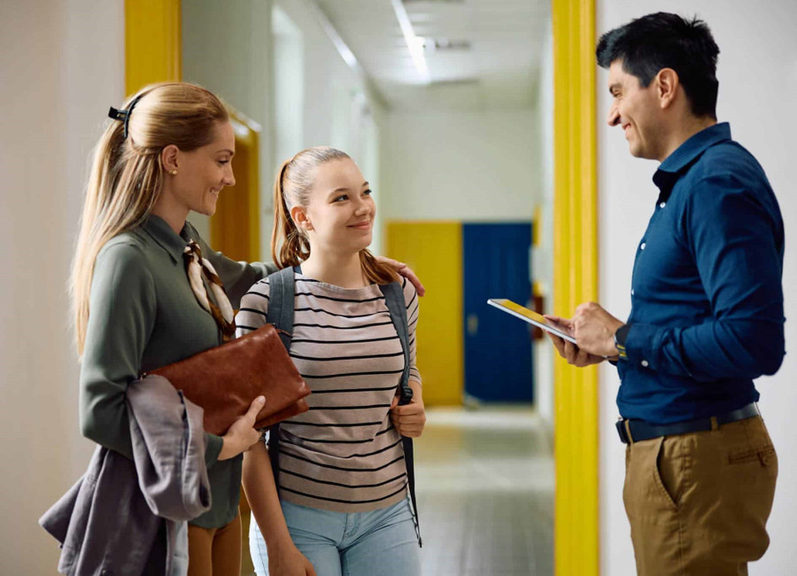 Nếu trẻ chuyển cấp cùng bạn cũ, gia đình có thể tạo điều kiện để các em duy trì kết nối trong kỳ nghỉ hè. Ảnh: INT.