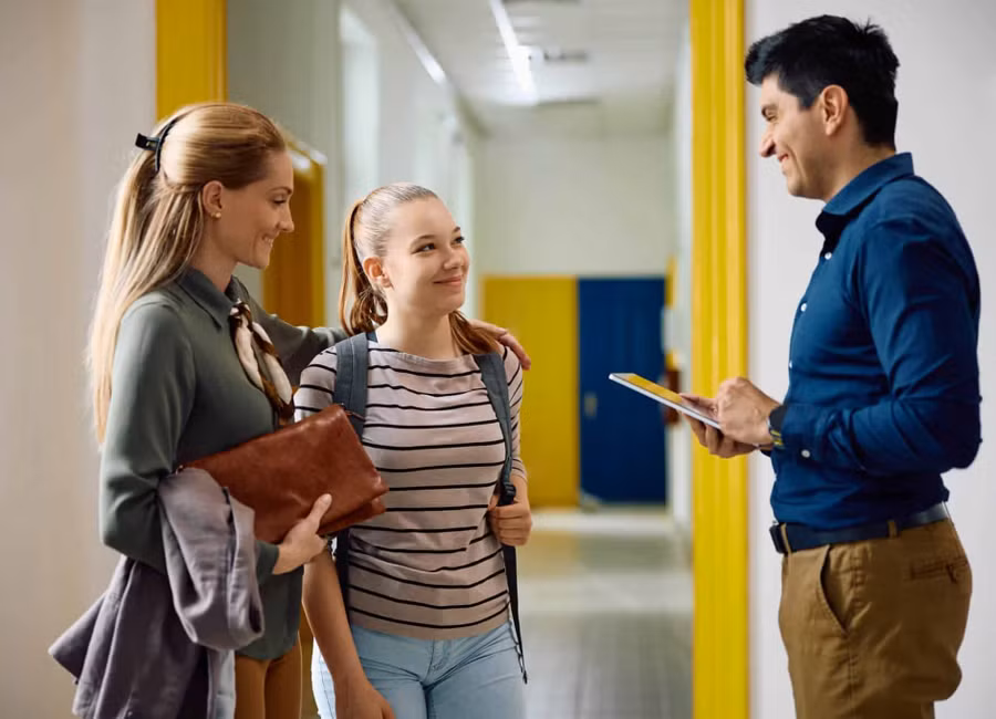 Nếu trẻ chuyển cấp cùng bạn cũ, gia đình có thể tạo điều kiện để các em duy trì kết nối trong kỳ nghỉ hè. Ảnh: INT.