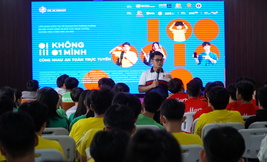 Học sinh trường UKA Bà Rịa hưởng ứng cùng nhau hưởng ứng chiến dịch Không một mình. Ảnh: Trường UKA Bà Rịa