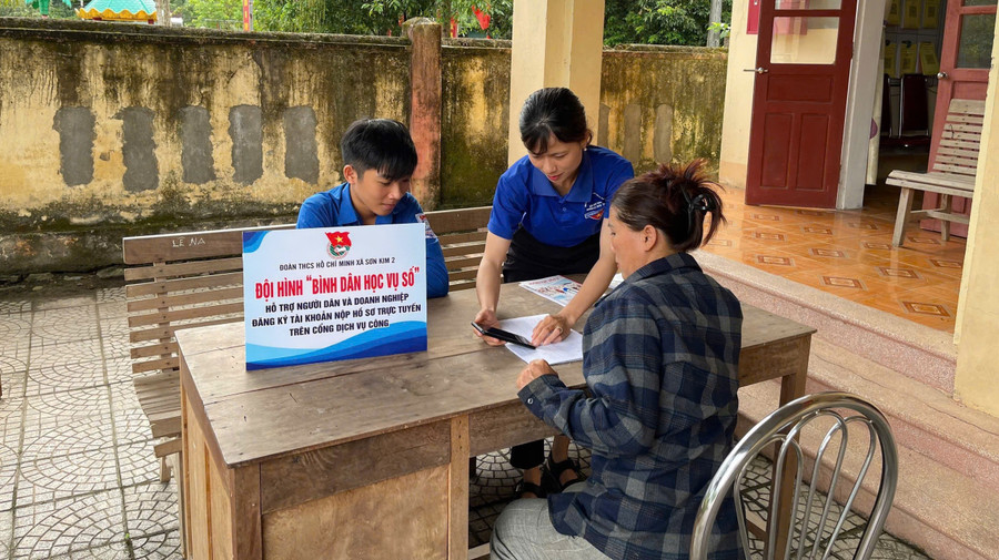 Đội hình “Bình dân học vụ số” của Đoàn xã Sơn Kim 1 (Hà Tĩnh). 