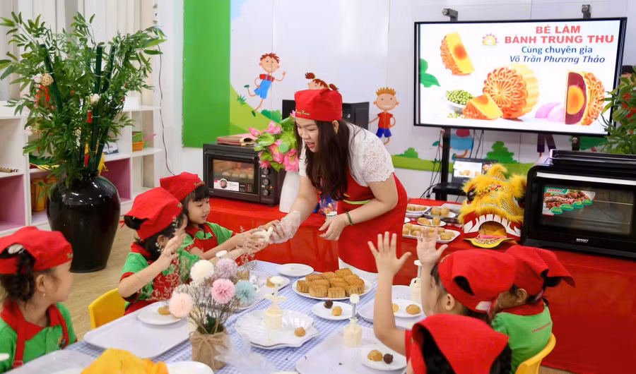 Trẻ Trường Mầm non Ngôi nhà Hạnh Phúc trong hoạt động làm bánh Trung thu. Ảnh: MA