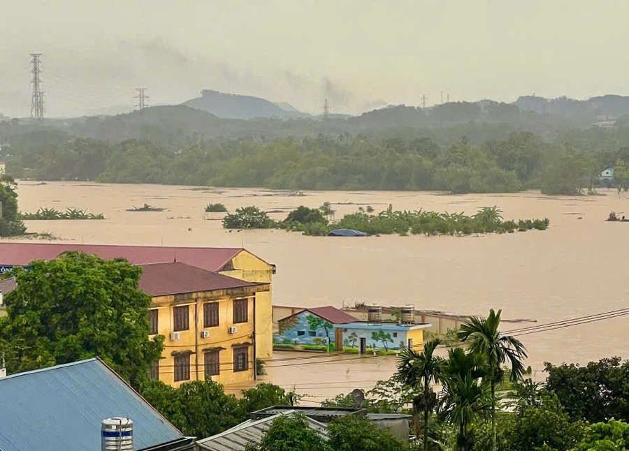 Trường Mầm non Quang Vinh (phường Quan Triều, Thái Nguyên) ngập sâu trong biển nước. Ảnh: Phương Thảo day-hoc-thich-ung-voi-mua-lu-3.jpg