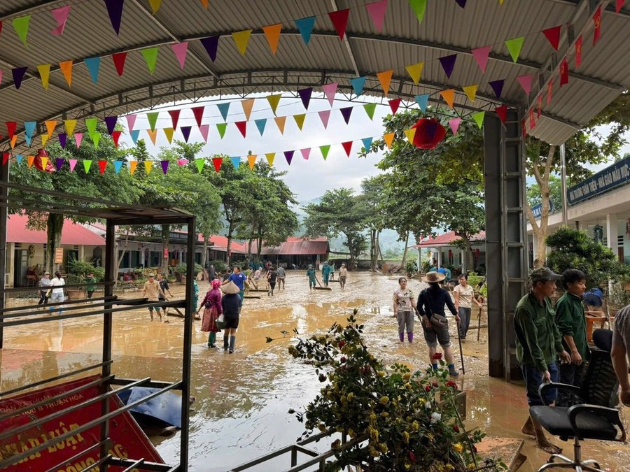 Lực lượng chức năng cùng người dân hỗ trợ Trường Phổ thông Dân tộc Bán trú Tiểu học B Thuận Hòa (Tuyên Quang) dọn dẹp sau khi nước rút. Ảnh: Long Anh day-hoc-thich-ung-voi-mua-lu-2.jpg