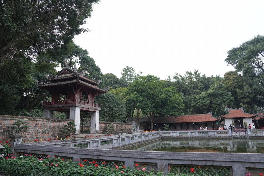 Tư nghiệp Lê Hiếu Trung là một trong những học quan có nhiều đóng góp trong việc đào tạo, tuyển lựa nhân tài cho đất nước. Ảnh: ITN. vi-tu-nghiep-lay-cai-chet-de-to-long-trung-voi-vua-le-4.jpg